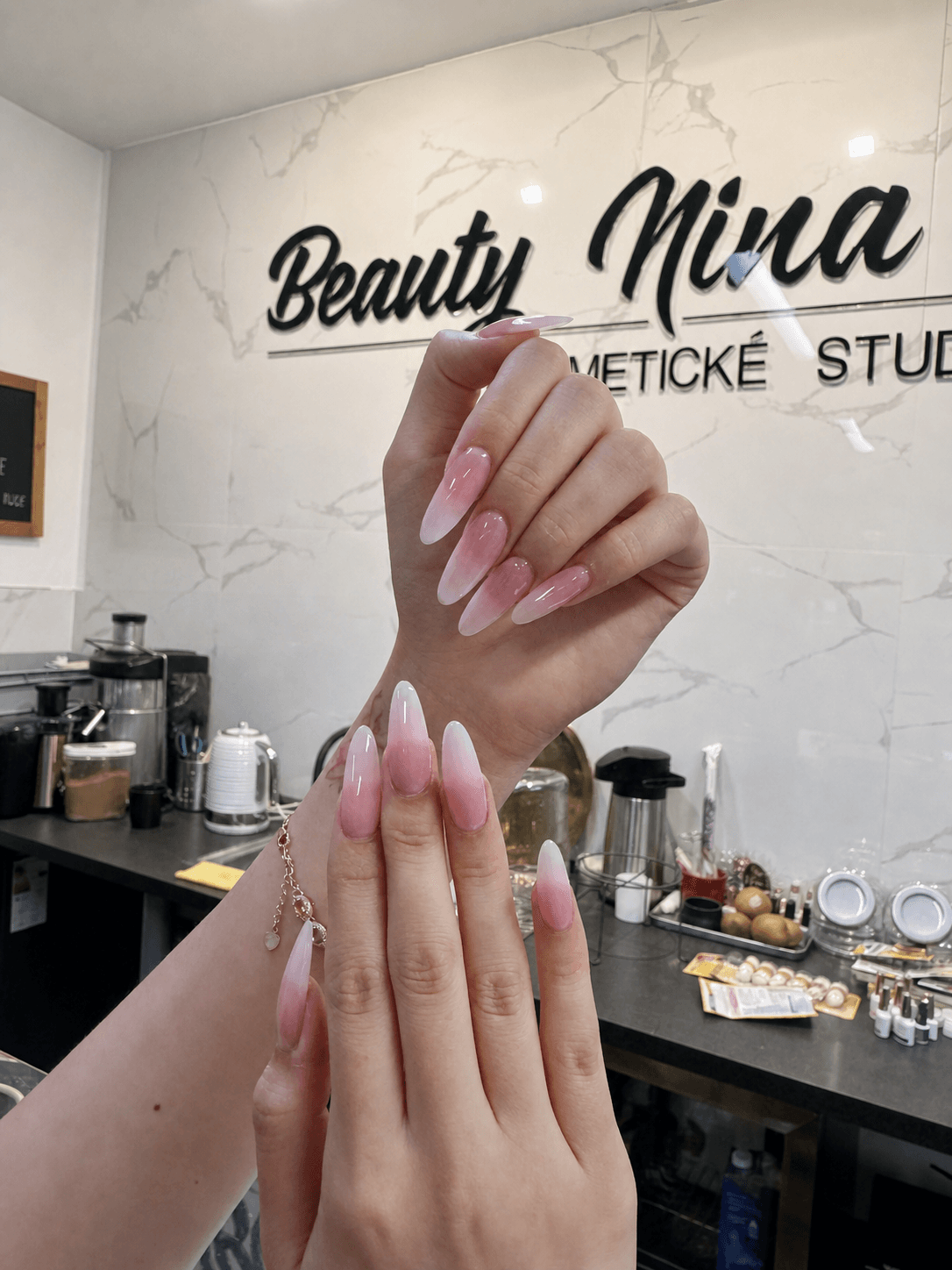 Růžová ombré manikúra vyfocená v salonu Beauty Nina